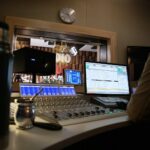 18.12.2020. Radio Kielce. Finał piątego dnia akcji Radia Kielce "Choinka pod choinkę". Na zdjęciu (od lewej): / Wiktor Taszłow / Radio Kielce