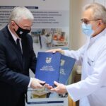 22.12.2020. Kielce. Podpisanie umowy na dofinansowanie projektów dotyczących promocji badań profilaktycznych w kierunku wykrywania raka piersi oraz szyjki macicy. Na zdjęciu (od lewej): Andrzej Bętkowski - marszałek województwa świętokrzyskiego, prof. Stanisław Góźdź - dyrektor Świętokrzyskiego Centrum Onkologii / Wiktor Taszłow / Radio Kielce