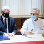 22.12.2020. Kielce. Podpisanie umowy na dofinansowanie projektów dotyczących promocji badań profilaktycznych w kierunku wykrywania raka piersi oraz szyjki macicy. Na zdjęciu (od lewej): Andrzej Bętkowski - marszałek województwa świętokrzyskiego, prof. Stanisław Góźdź - dyrektor Świętokrzyskiego Centrum Onkologii / Wiktor Taszłow / Radio Kielce