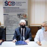 22.12.2020. Kielce. Podpisanie umowy na dofinansowanie projektów dotyczących promocji badań profilaktycznych w kierunku wykrywania raka piersi oraz szyjki macicy. Na zdjęciu (od lewej): Renata Janik - wicemarszałek województwa świętokrzyskiego, Andrzej Bętkowski - marszałek województwa świętokrzyskiego, prof. Stanisław Góźdź - dyrektor Świętokrzyskiego Centrum Onkologii / Wiktor Taszłow / Radio Kielce