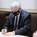 22.12.2020. Kielce. Podpisanie umowy na dofinansowanie projektów dotyczących promocji badań profilaktycznych w kierunku wykrywania raka piersi oraz szyjki macicy. Na zdjęciu: Andrzej Bętkowski - marszałek województwa świętokrzyskiego / Wiktor Taszłow / Radio Kielce