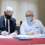 22.12.2020. Kielce. Podpisanie umowy na dofinansowanie projektów dotyczących promocji badań profilaktycznych w kierunku wykrywania raka piersi oraz szyjki macicy. Na zdjęciu (od lewej): Andrzej Bętkowski - marszałek województwa świętokrzyskiego, prof. Stanisław Góźdź - dyrektor Świętokrzyskiego Centrum Onkologii / Wiktor Taszłow / Radio Kielce