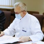 22.12.2020. Kielce. Podpisanie umowy na dofinansowanie projektów dotyczących promocji badań profilaktycznych w kierunku wykrywania raka piersi oraz szyjki macicy. Na zdjęciu: prof. Stanisław Góźdź - dyrektor Świętokrzyskiego Centrum Onkologii / Wiktor Taszłow / Radio Kielce