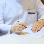 22.12.2020. Kielce. Podpisanie umowy na dofinansowanie projektów dotyczących promocji badań profilaktycznych w kierunku wykrywania raka piersi oraz szyjki macicy / Wiktor Taszłow / Radio Kielce