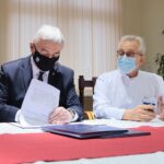 22.12.2020. Kielce. Podpisanie umowy na dofinansowanie projektów dotyczących promocji badań profilaktycznych w kierunku wykrywania raka piersi oraz szyjki macicy. Na zdjęciu (od lewej): Andrzej Bętkowski - marszałek województwa świętokrzyskiego, prof. Stanisław Góźdź - dyrektor Świętokrzyskiego Centrum Onkologii / Wiktor Taszłow / Radio Kielce