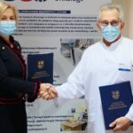 22.12.2020. Kielce. Podpisanie umowy na dofinansowanie projektów dotyczących promocji badań profilaktycznych w kierunku wykrywania raka piersi oraz szyjki macicy. Na zdjęciu (od lewej): Renata Janik - wicemarszałek województwa świętokrzyskiego, prof. Stanisław Góźdź - dyrektor Świętokrzyskiego Centrum Onkologii / Wiktor Taszłow / Radio Kielce