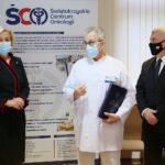 22.12.2020. Kielce. Podpisanie umowy na dofinansowanie projektów dotyczących promocji badań profilaktycznych w kierunku wykrywania raka piersi oraz szyjki macicy. Na zdjęciu (od lewej): Renata Janik - wicemarszałek województwa świętokrzyskiego, prof. Stanisław Góźdź - dyrektor Świętokrzyskiego Centrum Onkologii, Andrzej Bętkowski - marszałek województwa świętokrzyskiego / Wiktor Taszłow / Radio Kielce
