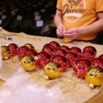 22.12.2020. Kielce. Dekorowanie sceny w Szkole Muzycznej w związku z koncertem sylwestrowym / Wiktor Taszłow / Radio Kielce