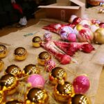 22.12.2020. Kielce. Dekorowanie sceny w Szkole Muzycznej w związku z koncertem sylwestrowym / Wiktor Taszłow / Radio Kielce