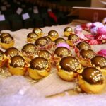 22.12.2020. Kielce. Dekorowanie sceny w Szkole Muzycznej w związku z koncertem sylwestrowym / Wiktor Taszłow / Radio Kielce