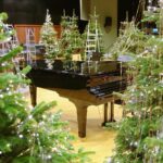 22.12.2020. Kielce. Dekorowanie sceny w Szkole Muzycznej w związku z koncertem sylwestrowym / Wiktor Taszłow / Radio Kielce