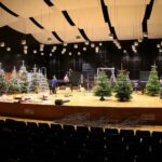 22.12.2020. Kielce. Dekorowanie sceny w Szkole Muzycznej w związku z koncertem sylwestrowym / Wiktor Taszłow / Radio Kielce