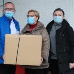 22.12.2020. Kielce. Stowarzyszenie na Rzecz Wcześniaków przekazuje dary dla dzieci przebywających w WSZ w Kielcach. Na zdjęciu (od lewej): Krzysztof Bidas - zastępca dyrektora WSZ w Kielcach, dr Grażyna Pazera - kierownik Kliniki Neonatologii w WSZ w Kielcach, Ewa Zajączkowska - prezes Stowarzyszenia na Rzecz Wcześniaków