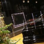 22.12.2020. Kielce. Dekorowanie sceny w Szkole Muzycznej w związku z koncertem sylwestrowym / Wiktor Taszłow / Radio Kielce