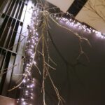 22.12.2020. Kielce. Dekorowanie sceny w Szkole Muzycznej w związku z koncertem sylwestrowym / Wiktor Taszłow / Radio Kielce