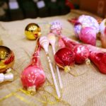 22.12.2020. Kielce. Dekorowanie sceny w Szkole Muzycznej w związku z koncertem sylwestrowym / Wiktor Taszłow / Radio Kielce