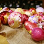 22.12.2020. Kielce. Dekorowanie sceny w Szkole Muzycznej w związku z koncertem sylwestrowym / Wiktor Taszłow / Radio Kielce