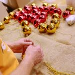 22.12.2020. Kielce. Dekorowanie sceny w Szkole Muzycznej w związku z koncertem sylwestrowym / Wiktor Taszłow / Radio Kielce