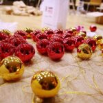 22.12.2020. Kielce. Dekorowanie sceny w Szkole Muzycznej w związku z koncertem sylwestrowym / Wiktor Taszłow / Radio Kielce