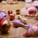 22.12.2020. Kielce. Dekorowanie sceny w Szkole Muzycznej w związku z koncertem sylwestrowym / Wiktor Taszłow / Radio Kielce