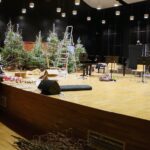 22.12.2020. Kielce. Dekorowanie sceny w Szkole Muzycznej w związku z koncertem sylwestrowym / Wiktor Taszłow / Radio Kielce