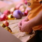 22.12.2020. Kielce. Dekorowanie sceny w Szkole Muzycznej w związku z koncertem sylwestrowym / Wiktor Taszłow / Radio Kielce