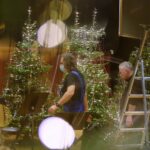 22.12.2020. Kielce. Dekorowanie sceny w Szkole Muzycznej w związku z koncertem sylwestrowym / Wiktor Taszłow / Radio Kielce