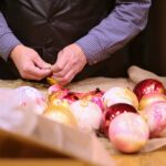 22.12.2020. Kielce. Dekorowanie sceny w Szkole Muzycznej w związku z koncertem sylwestrowym / Wiktor Taszłow / Radio Kielce