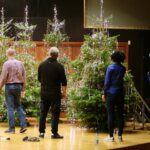 22.12.2020. Kielce. Dekorowanie sceny w Szkole Muzycznej w związku z koncertem sylwestrowym / Wiktor Taszłow / Radio Kielce