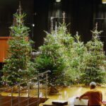 22.12.2020. Kielce. Dekorowanie sceny w Szkole Muzycznej w związku z koncertem sylwestrowym / Wiktor Taszłow / Radio Kielce