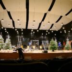 22.12.2020. Kielce. Dekorowanie sceny w Szkole Muzycznej w związku z koncertem sylwestrowym / Wiktor Taszłow / Radio Kielce