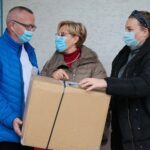 22.12.2020. Kielce. Stowarzyszenie na Rzecz Wcześniaków przekazuje dary dla dzieci przebywających w WSZ w Kielcach. Na zdjęciu (od lewej): Krzysztof Bidas - zastępca dyrektora WSZ w Kielcach, dr Grażyna Pazera - kierownik Kliniki Neonatologii w WSZ w Kielcach, Ewa Zajączkowska - prezes Stowarzyszenia na Rzecz Wcześniaków