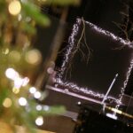 22.12.2020. Kielce. Dekorowanie sceny w Szkole Muzycznej w związku z koncertem sylwestrowym / Wiktor Taszłow / Radio Kielce