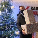 22.12.2020 Radio Kielce. Finał akcji „Choinki dla słuchaczy”. Prezenty odbiera Tomasz Borowiecki - dyrektor Domu Opieki Rodzinnej w Pierzchnicy / Wiktor Taszłow / Radio Kielce