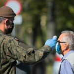 22.09.2020 Kielce. Żołnierze WOT mierzą temperaturę przed szpitalami / Wiktor Taszłow / Radio Kielce