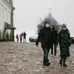 25.12.2020 Święty Krzyż. Turyści odwiedzają bazylikę / Wiktor Taszłow / Radio Kielce