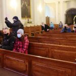 25.12.2020 Święty Krzyż. Turyści odwiedzają bazylikę / Wiktor Taszłow / Radio Kielce