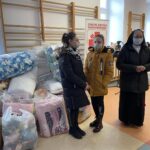 13.01.2021 Sandomierz. Przekazanie darów zebranych przez Caritas Diecezji Sandomierskiej w ramach akcji „Gwiazdka dla potrzebującego". Na zdjęciu (od lewej): Wiktora i Kasia oraz siostra Elżbieta Kot  z Zespołu Placówek Opiekuńczo-  Wychowawczych w Ostrowcu Św. / Grażyna Szlęzak-Wójcik / Radio Kielce