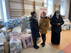 13.01.2021 Sandomierz. Przekazanie darów zebranych przez Caritas Diecezji Sandomierskiej w ramach akcji „Gwiazdka dla potrzebującego". Na zdjęciu (od lewej): Wiktora i Kasia oraz siostra Elżbieta Kot z Zespołu Placówek Opiekuńczo- Wychowawczych w Ostrowcu Św. / Grażyna Szlęzak-Wójcik / Radio Kielce