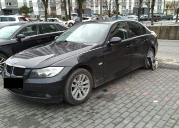 Skarżysko-Kamienna. Samochód, który chciał ukraść 21-letni mężczyzna / KPP w Skarżysku-Kamiennej