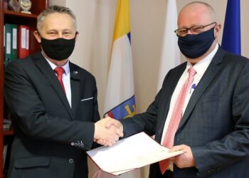 13.01.2021. Kielce. Wręczenie aktu powołania dla konsultanta wojewódzkiego w dziedzinie położnictwa i ginekologii. Na zdjęciu (od lewej): Zbigniew Koniusz - wojewoda świętokrzyski i prof. Przemysław Oszukowski - nowy świętokrzyski konsultant w dziedzinie położnictwa i ginekologii / Świętokrzyski Urząd Wojewódzki