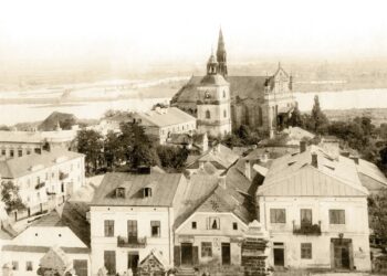 Zdjęcie starego Sandomierza autorstwa ks. Józefa Rokosznego i Piotra Sułkowskiego. Widok z wieży Ratusza / mat. prasowe