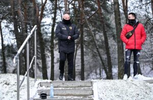 09.01.2021. Kielce. Pierwszy trening piłkarzy Korony. Na zdjęciu (z lewej): Maciej Bartoszek - trener / Korona Kielce