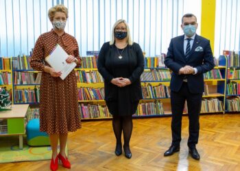 04.01.2021. Kielce. Powołanie nowej zastępcy dyrektora Miejskiej Biblioteki Publicznej w Kielcach. Na zdjęciu: Anna Żmudzińska - dyrektor Miejskiej Biblioteki Publicznej w Kielcach, Ewelina Iwan - zastępca dyrektora Miejskiej Biblioteki Publicznej w Kielcach i Marcin Różycki - zastępca prezydenta Kielc / Miejska Biblioteka Publiczna w Kielcach/Facebook