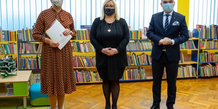 04.01.2021. Kielce. Powołanie nowej zastępcy dyrektora Miejskiej Biblioteki Publicznej w Kielcach. Na zdjęciu: Anna Żmudzińska - dyrektor Miejskiej Biblioteki Publicznej w Kielcach, Ewelina Iwan - zastępca dyrektora Miejskiej Biblioteki Publicznej w Kielcach i Marcin Różycki - zastępca prezydenta Kielc / Miejska Biblioteka Publiczna w Kielcach/Facebook