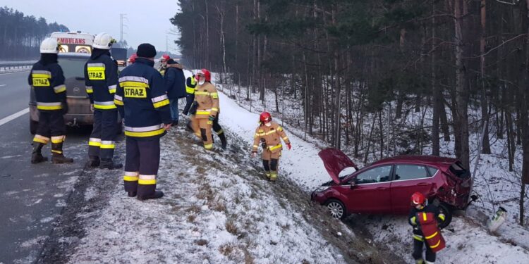 29.01.2021. Niewachlów. Wypadek na S7 / OSP KSRG Piekoszów