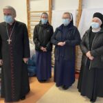 13.01.2021 Sandomierz. Przekazanie darów zebranych przez Caritas Diecezji Sandomierskiej w ramach akcji „Gwiazdka dla potrzebującego". Na zdjęciu (od lewej): biskup diecezji sandomierskiej Krzysztof Nitkiewicz  oraz siostry: Paulina, Teresa i Grażyna / Grażyna Szlęzak-Wójcik / Radio Kielce