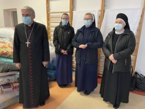 13.01.2021 Sandomierz. Przekazanie darów zebranych przez Caritas Diecezji Sandomierskiej w ramach akcji „Gwiazdka dla potrzebującego". Na zdjęciu (od lewej): biskup diecezji sandomierskiej Krzysztof Nitkiewicz oraz siostry: Paulina, Teresa i Grażyna / Grażyna Szlęzak-Wójcik / Radio Kielce