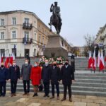 Kielce. Święto Niepodległości - złożenie kwiatów pod pomnikiem Józefa Piłsudskiego na placu Wolności . Na zdjęciu (od lewej): Wiesław Koza- radny Rady Miasta Kielce, Zdzisław Łakomiec - radny Rady Miasta Kielce, Jarosław Karyś - wiceprzewodniczący Rady Miasta Kielce, Marianna Noworycka-Gniatkowska - radna Rady Miasta Kielce, Piotr Wawrzyk - wiceminister spraw zagranicznych, Piotr Kisiel - radny Rady Miasta Kielce i Marcin Stępniewski - radny Rady Miasta Kielce / Jarosław Karyś
