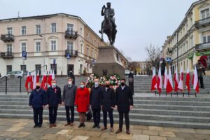 Kielce. Święto Niepodległości - złożenie kwiatów pod pomnikiem Józefa Piłsudskiego na placu Wolności . Na zdjęciu (od lewej): Wiesław Koza- radny Rady Miasta Kielce, Zdzisław Łakomiec - radny Rady Miasta Kielce, Jarosław Karyś - wiceprzewodniczący Rady Miasta Kielce, Marianna Noworycka-Gniatkowska - radna Rady Miasta Kielce, Piotr Wawrzyk - wiceminister spraw zagranicznych, Piotr Kisiel - radny Rady Miasta Kielce i Marcin Stępniewski - radny Rady Miasta Kielce / Jarosław Karyś